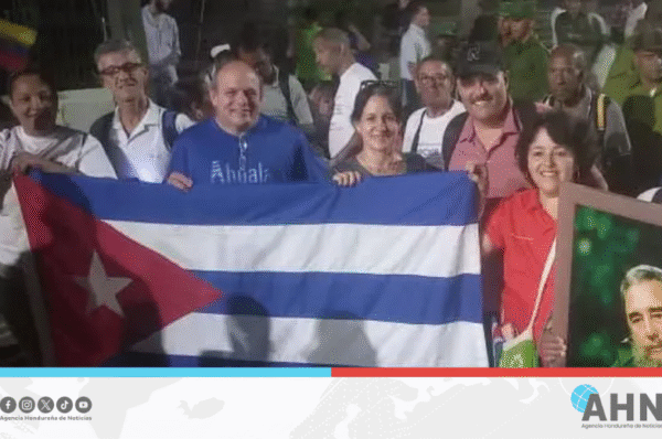 Más de 50 mil cubanos marchan en solidaridad con Venezuela