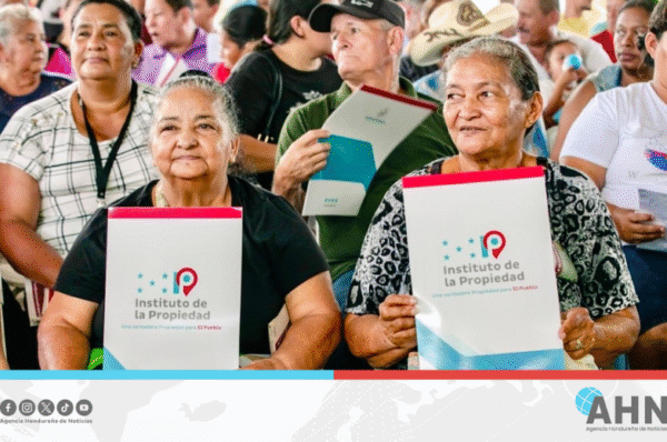 Gobierno hondureño supervisa entrega de 372 títulos de propiedad