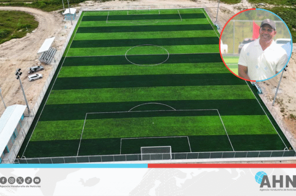 Comisionado de Deportes resalta construcción de canchas en Honduras