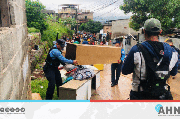 Policía Nacional refuerza apoyo humanitario en capital de Honduras por lluvias