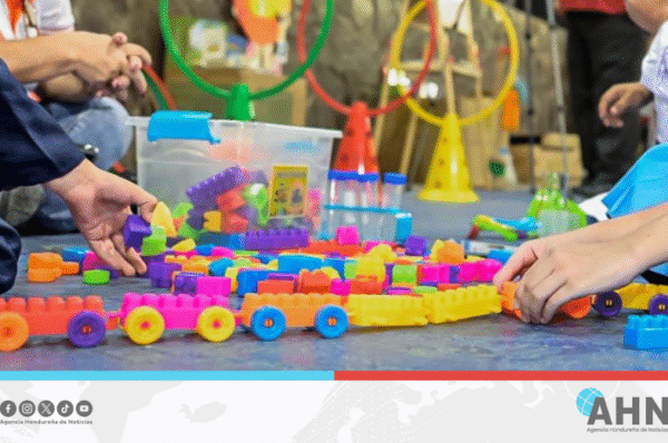 Fortalece Honduras educación prebásica con entrega de material lúdico
