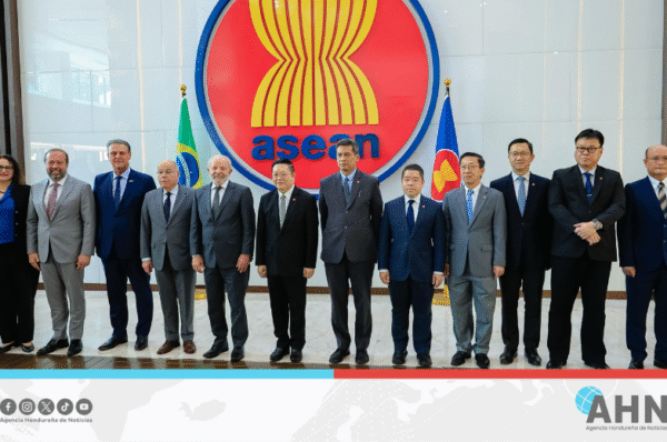 Presidente de Brasil concluye agenda en Indonesia con visita a asociación asiática