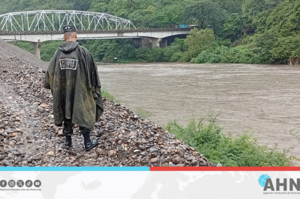 FFAA monitorean caudal de río en norte de Honduras debido a fuertes lluvias