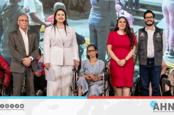 Gobierno de Honduras entrega 200 sillas de ruedas en beneficio de personas con dificultad de movilidad