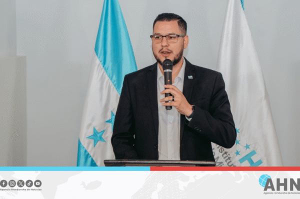 Funcionario tilda de “desesperado” al bipartidismo de Honduras por reunión en EEUU
