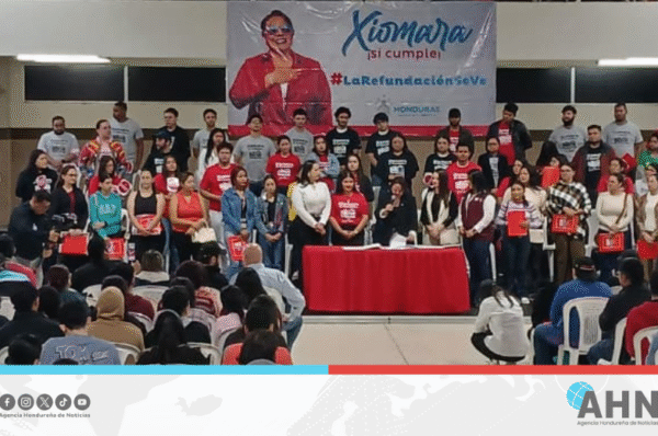 Gobierno de Honduras entrega becas solidarias a 1,300 estudiantes universitarios