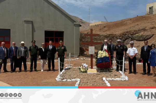Embajada de Rusia en Perú rinde homenaje a marineros de la fragata “Aurora”