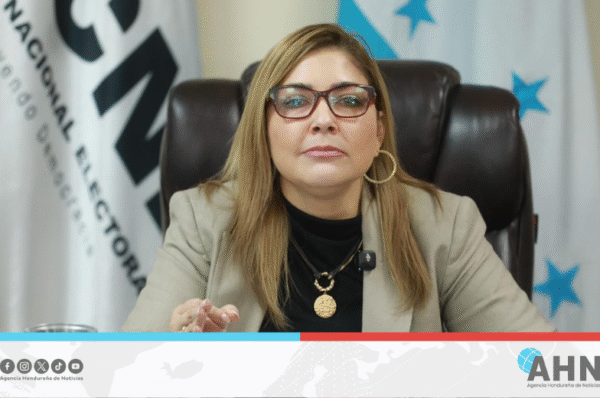 Consejera hondureña destaca funcionamiento de lector biométrico durante elecciones