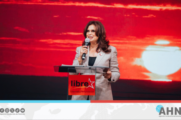 Candidata presidencial de Honduras, Rixi Moncada ejerce el sufragio