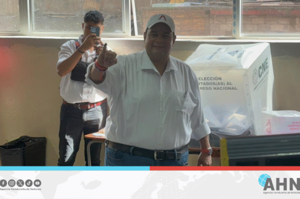 Alcalde hondureño ejerce el voto y llama a una participación masiva