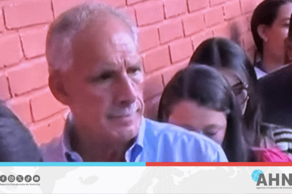 Candidato del Partido Nacional ejerce el voto en medio de polémicas internacionales