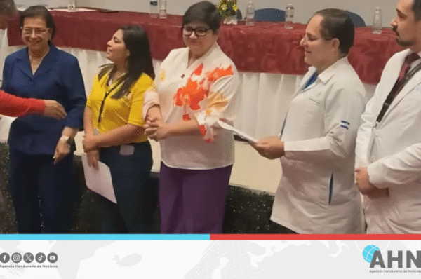 Secretaría de Salud de Honduras entrega 180 acuerdos laborales a personal sanitario