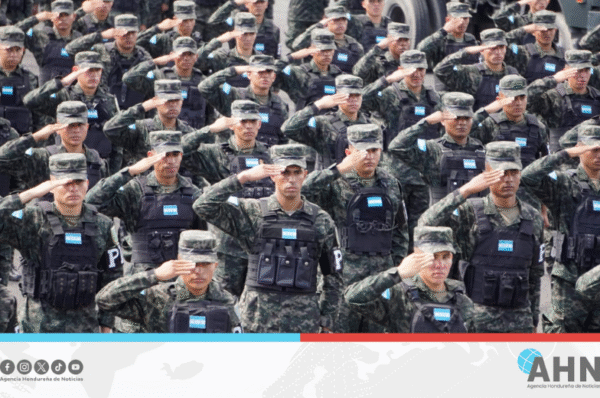 Fuerzas Armadas de Honduras gradúan nuevos policías militares y guías caninos