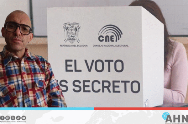 Comunicador ecuatoriano cuestiona bases militares y cambios constitucionales propuestos