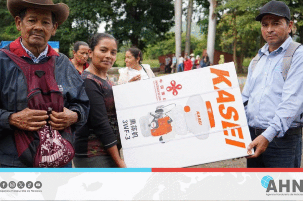 Gobierno hondureño entrega bonos a más de 8,000 productores en occidente