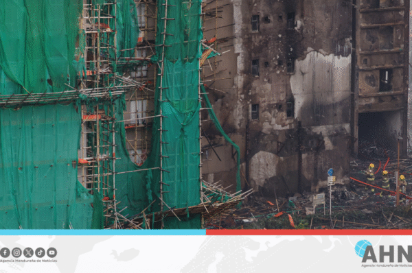 Cifra de muertos por incendio residencial en Hong Kong asciende a 128