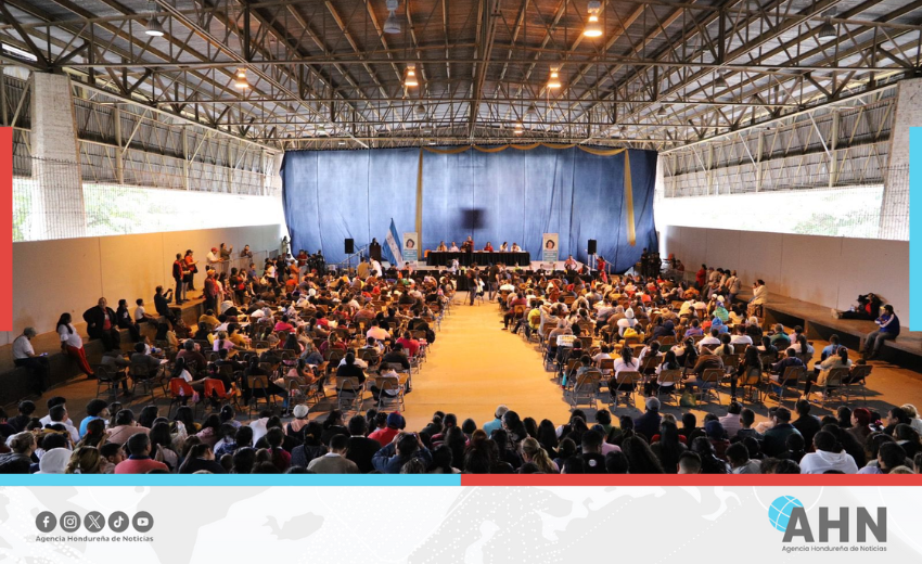 Entregan Becas Solidarias Berta Caceres a estudiantes en Honduras