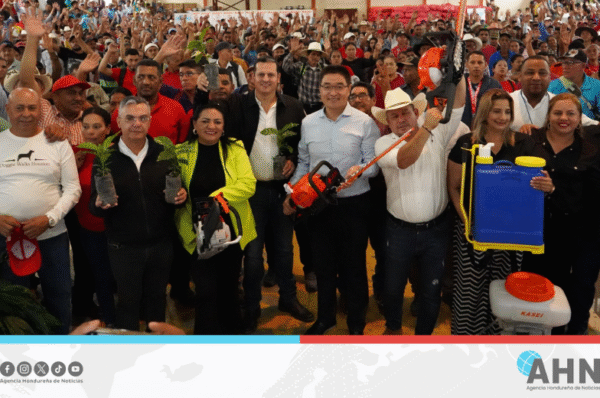 Embajada de China en Honduras destaca entrega de insumos a caficultores