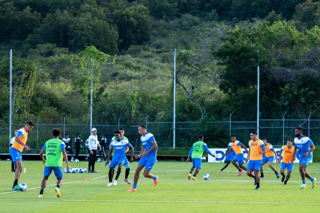 Rueda asegura compromiso total de Honduras para clasificar al Mundial 2026.