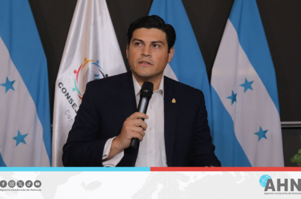 Consejero hondureño señala complicidad de observadores internacionales ante injerencia estadounidense