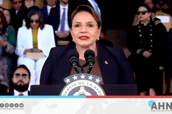Presidenta de Honduras destaca responsabilidad constitucional de las FFAA durante traspaso de mando