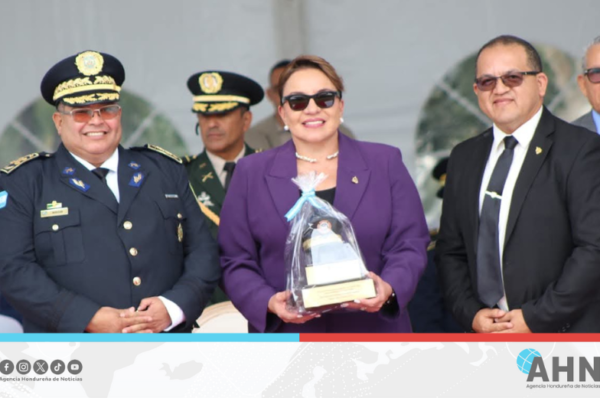 Presidenta Xiomara Castro encabezó aniversario y ascensos de la Policía Nacional de Honduras